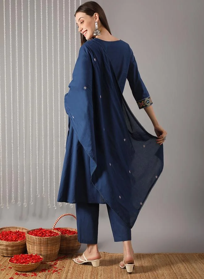 جلو باص مجموعة من كورتا بتطريز زهور مع بنطال ووشاح